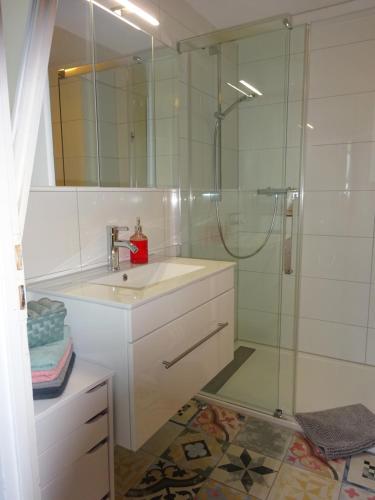 een badkamer met een wastafel en een glazen douche bij Eifelheimat-Lorbach in Schleiden-Herhahn in Schleiden