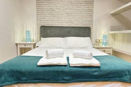 Luxury Suite Premium Heart Vigo tesisinde bir odada yatak veya yataklar