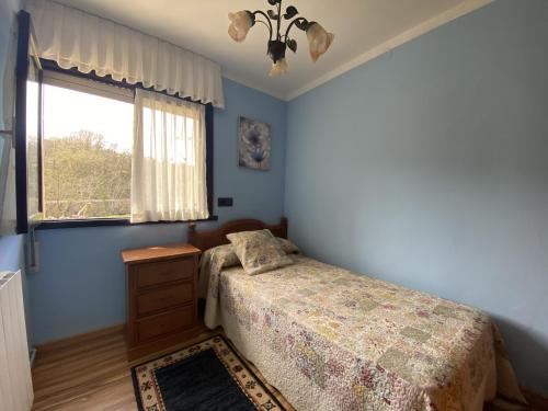 een slaapkamer met een bed en een raam bij Casa El Molín 1 Soto de Dueñas in Arriondas
