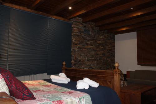 a bedroom with a bed with towels on it at Ávila Rural Casa Rural Fanega II Ávila in Velayos