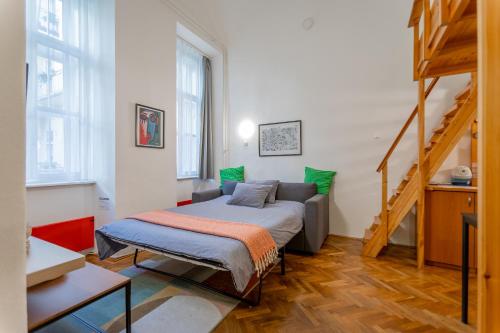 1 dormitorio con cama y escalera en Cosy Home in the heart of Budapest - Dorotea en Budapest