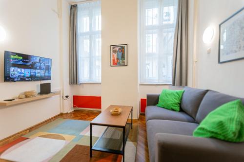Televízia a/alebo spoločenská miestnosť v ubytovaní Dorotea - Cosy Home in the heart of Budapest
