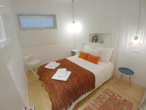 リスボンにあるBe Local - 2 bedrooms in front of the Fado Museum in Alfamaの白いベッドルーム(トレイ付きベッド1台付)