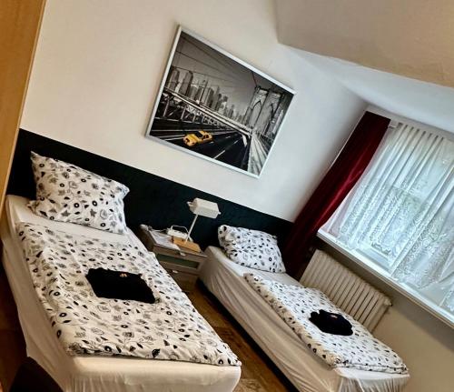 Postel nebo postele na pokoji v ubytování Pension Zum Burggrafen