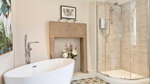 uma casa de banho com uma banheira branca e um chuveiro em Holly Bush Farm em Matlock
