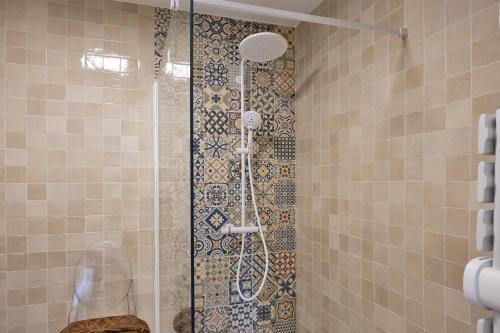 eine Dusche mit Glastür im Bad in der Unterkunft Casa Rose in Biguglia