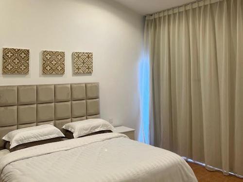 Un pat sau paturi într-o cameră la فيلا سيال ابحر درة العروس