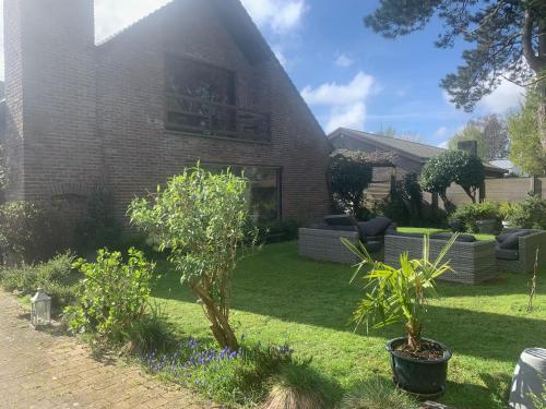 a house with a yard with trees and plants at Efes home in Ghent