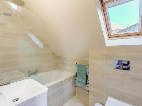 een badkamer met een wastafel en een bad bij 4 Bed in Ashford 86647 in Ashford