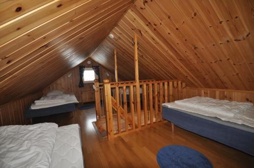 a room with two beds in a wooden cabin at Stärhusvägen 6B in Sälen