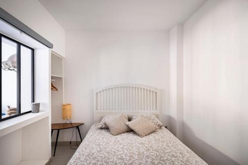 um quarto branco com uma cama e uma janela em Entre Aix et Marseille em Rognac