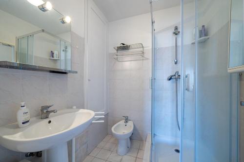 une salle de bain avec un lavabo, une douche et des toilettes dans l'établissement Magnifique 3P promenade des anglais, à Nice
