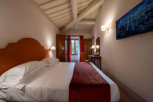 a bedroom with a large bed in a room at Hotel Palazzo San Niccolò & Spa in Radda in Chianti