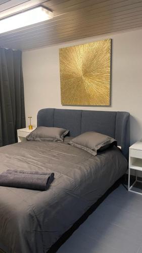 1 dormitorio con 2 almohadas en La Croisette SA en Ginebra