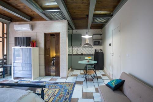 una cucina e un soggiorno con tavolo di Appartamento piccolo ficheto a Campi Salentina