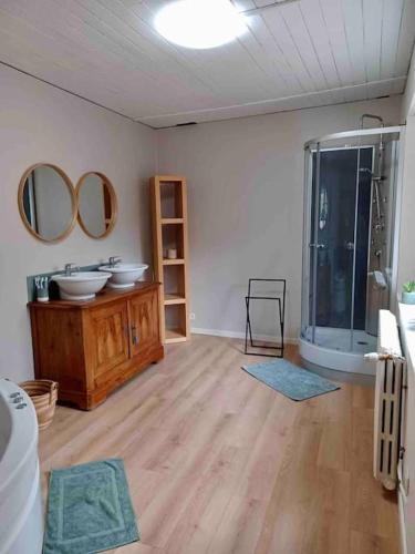 La salle de bains est pourvue de 2 lavabos, d'une douche et de miroirs. dans l'établissement Maison Les Cabannes, aux Cabannes
