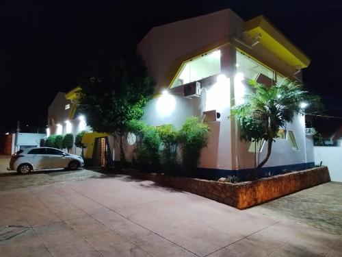 samochód zaparkowany w nocy przed domem w obiekcie Pousada Indi w mieście Ribeirão Preto