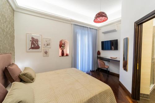 a bedroom with a bed and a desk in it at B & B Boutique Epoca in Salerno