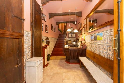 un pasillo con una escalera y una habitación con azulejos en Escuder Apartamentos Turísticos, en Ribadeo