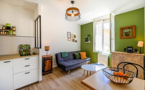 un salon avec un canapé et une table dans l'établissement Verde y Terracotta, T2, Centre-ville, Figuerolles, à Montpellier