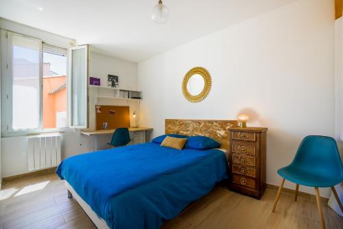 - une chambre avec un lit bleu et deux chaises bleues dans l'établissement Verde y Terracotta, T2, Centre-ville, Figuerolles, à Montpellier