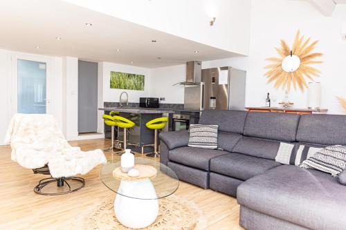 a living room with a couch and a kitchen at Villa Van Gogh in Saint-Martin-de-Crau