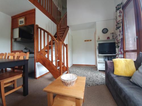 un salon avec un canapé et une table dans l'établissement Duplex plein sud pieds des pistes, à Tignes