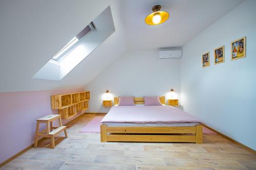 Postel nebo postele na pokoji v ubytování Rodinné vinařství Turzík