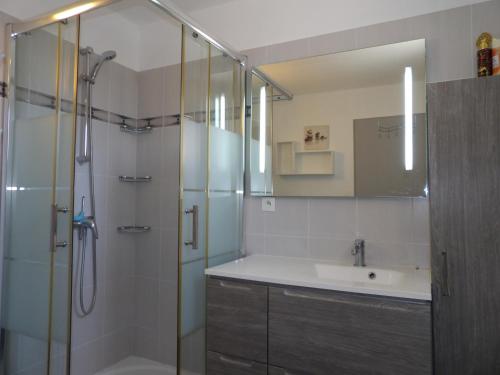 une salle de bain avec une douche en verre et un lavabo dans l'établissement St Cyprien villa de charme avec piscine, à Saint-Cyprien