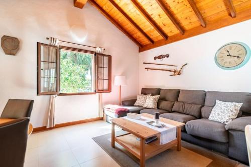 ein Wohnzimmer mit einem Sofa und einem Tisch in der Unterkunft Casa Simón in Fataga