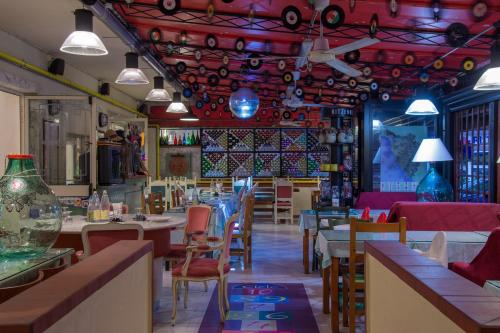 リド・ディ・カマイオーレにあるHotel Biagiottiの赤い天井のレストラン