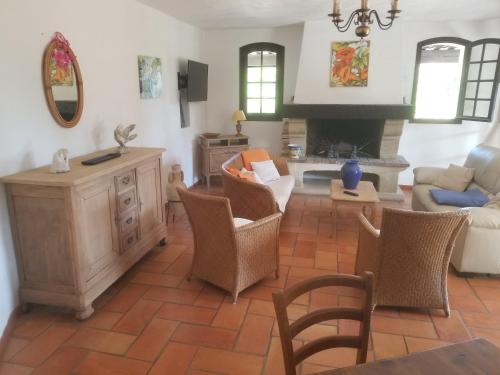 salon z kanapą i stołem w obiekcie Villa La Louvière La Croix Valmer Golfe de Saint Tropez w mieście La Croix-Valmer