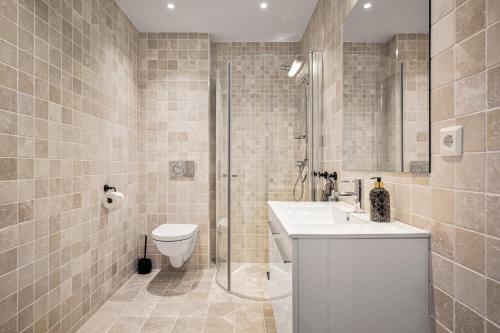 a bathroom with a shower and a sink and a toilet at Gullstein in Geilo