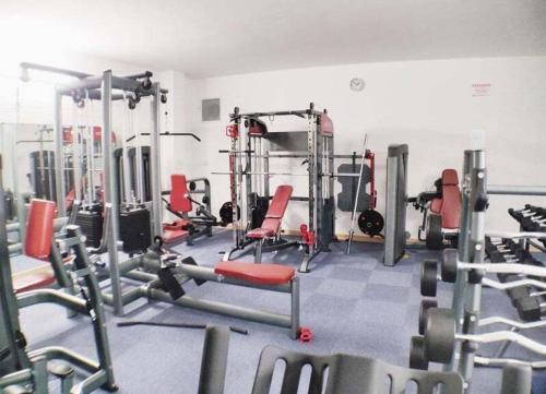 een fitnessruimte met veel apparatuur in een kamer bij Liverpool Stays - Kempston Court in Liverpool