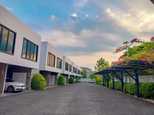 un bâtiment avec une voiture garée dans une allée dans l'établissement Cicada Hotel Kanchanaburi, à Kanchanaburi