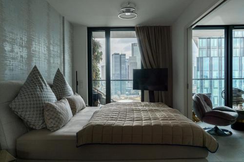 a bedroom with a large bed with a large window at Skyline Blick Frankfurt - Nahe Messe in Frankfurt