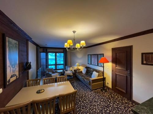 アーク 1950にあるARC 1950 appartement 716 Manoir de Savoieのソファとテーブルのあるリビングルーム
