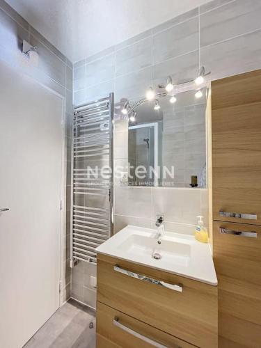 une salle de bain avec un lavabo et une douche avec un miroir dans l'établissement 3278-T2 à 50m de la plage, à Argelès-sur-Mer