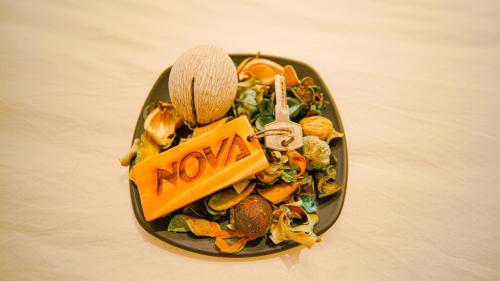einen Teller mit einem Schild, auf dem kein Ausgang steht in der Unterkunft Hotel Nova Boutique in Rajkot