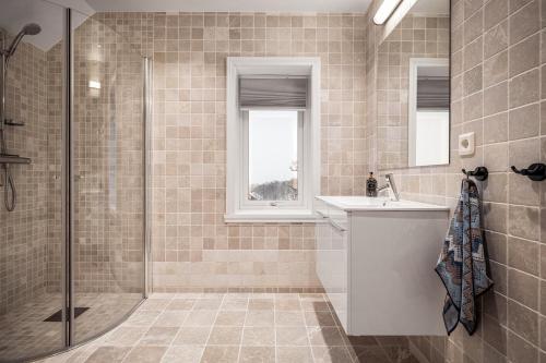 a bathroom with a sink and a shower at Gullstein in Geilo