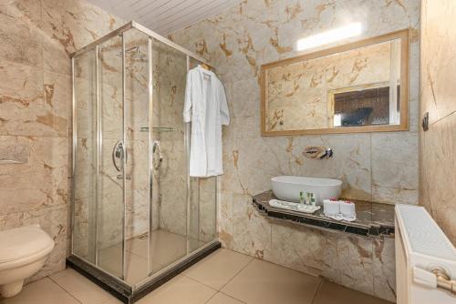古爾默爾格的住宿－Marina Drung Waterfall By Stay Pattern，带淋浴、卫生间和盥洗盆的浴室