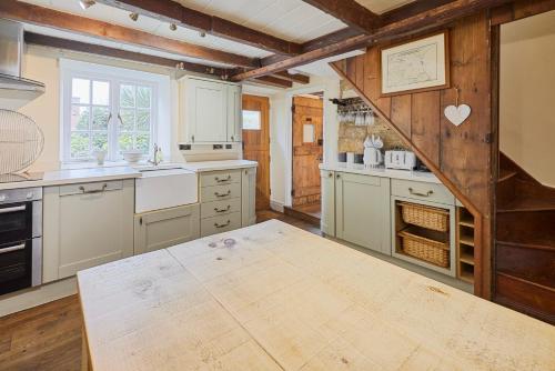 Η κουζίνα ή μικρή κουζίνα στο Host & Stay - Colcott Cottage