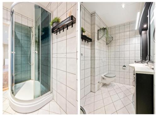 uma casa de banho com um chuveiro e um WC. em Top-floor apartment w/great view em Bergen