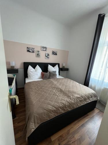 ein Schlafzimmer mit einem großen Bett und einem Fenster in der Unterkunft Charmante Ferienwohnung in Dresden Striesen - Frau Pie Appartement in Dresden