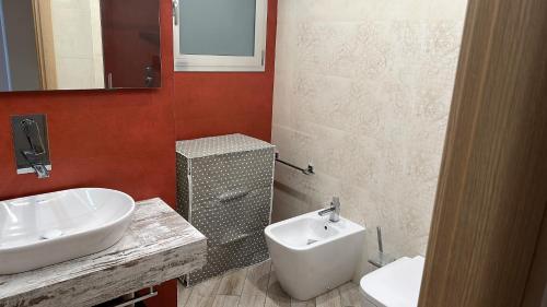 ein Badezimmer mit einem weißen Waschbecken und einem WC in der Unterkunft Il Nido dei Monti in Agerola