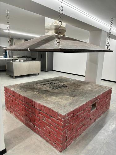 a brick counter in a room with a brick wall at CASA DI GIULIETTA in Verona