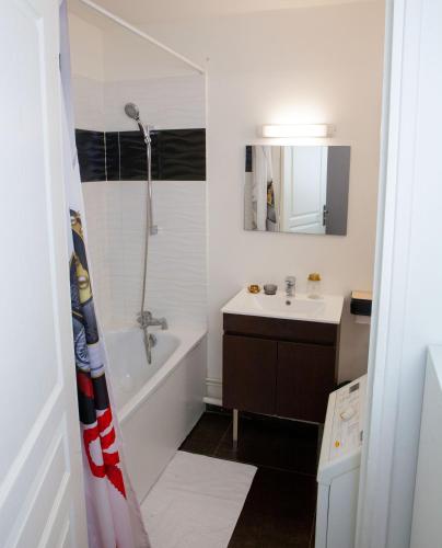 une salle de bain avec une baignoire, un lavabo et une douche dans l'établissement Studio Paisible proche de Paris et Disneyland, à Neuilly-sur-Marne