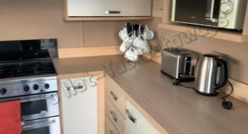 Køkken eller tekøkken på JEMs Hot-Tub Getaways 8 berth at Tattershall Lakes