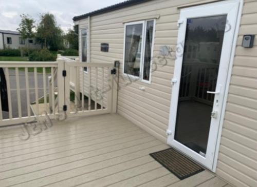 En balkon eller terrasse på JEMs Hot-Tub Getaways 8 berth at Tattershall Lakes