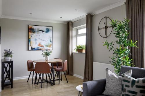 Cosy tastefully decorated flat in Rainham في رينهام: غرفة معيشة مع طاولة وكراسي